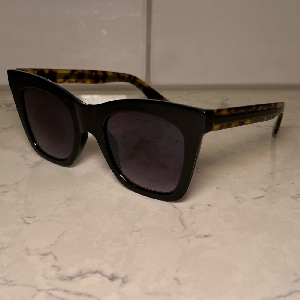 Stylish Black and Tortoise Sunglasses
